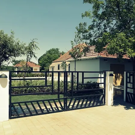 Holiday House Roka Iskola Swimming Pool & Sauna - Vosproperties * Nagykoros